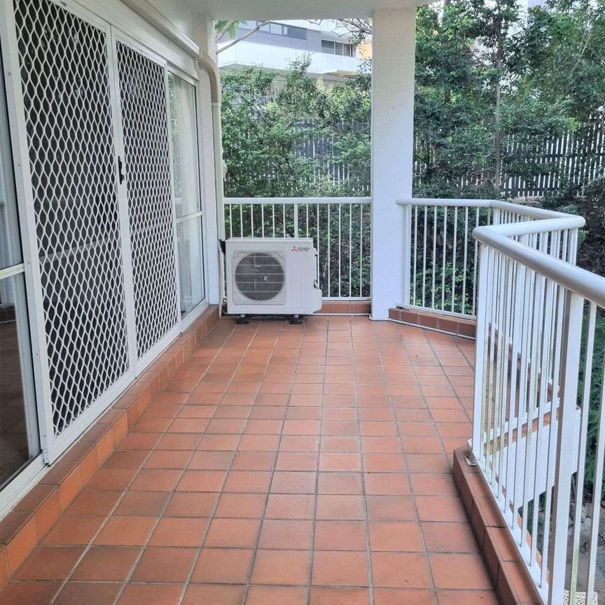 Great Location! Walk to Indooroopilly Shopping Centre! - Photo 1