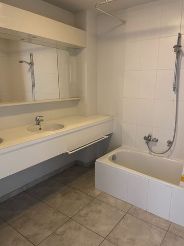 ruim instapklaar twee slaapkamer appartement met groot terras & gelijkvloerse garage - Photo 4