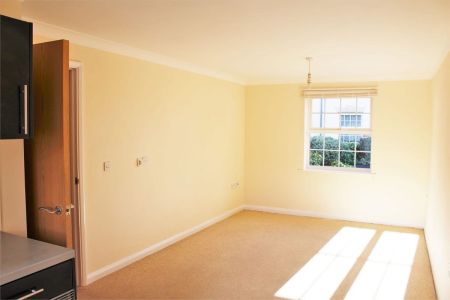 Gatehouse Court, Taunton - Photo 2