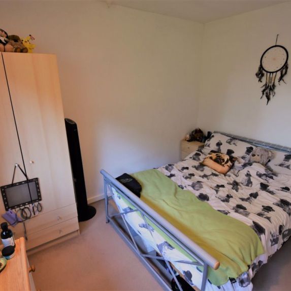 3 bedroom House in Queenswood Gardens, Leeds - Photo 1