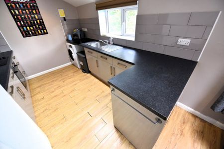 5 bedroom House in Langdale Gardens, Leeds - Photo 3