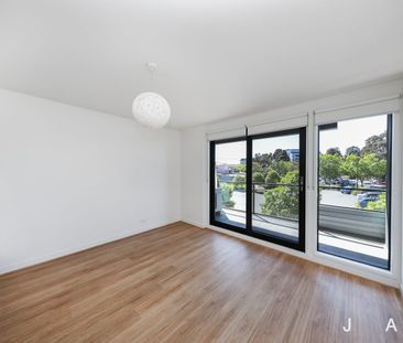 Modern Footscray Living with Village Convenience - Photo 1
