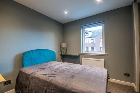 3 bedroom flat to rent - Photo 4