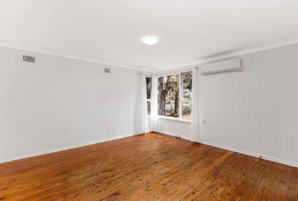 SPACIOUS THREE BEDROOM HOME!! - Photo 1