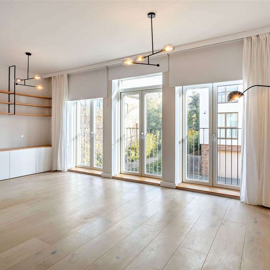 Spacious three-level town house with garage and off-street parking - Photo 1