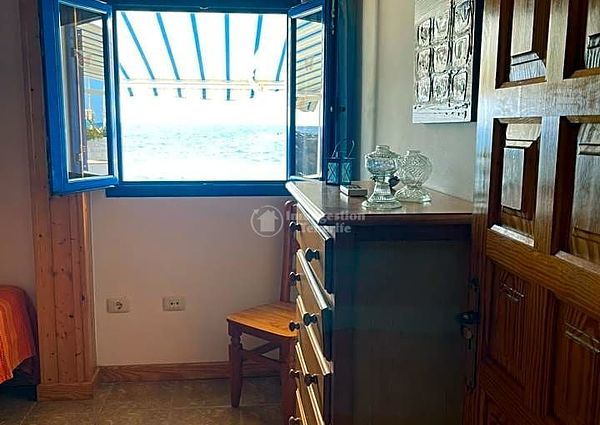 ** To rent 1 bedroom beach front house in Las Galletas