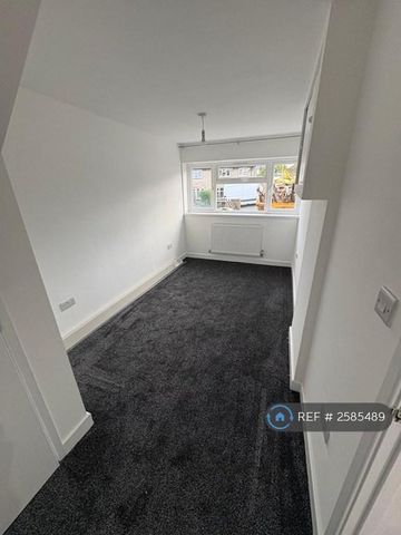 4 bedroom semi-detached house to rent - Photo 5