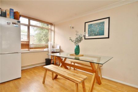 2 bedroom maisonette to rent - Photo 4