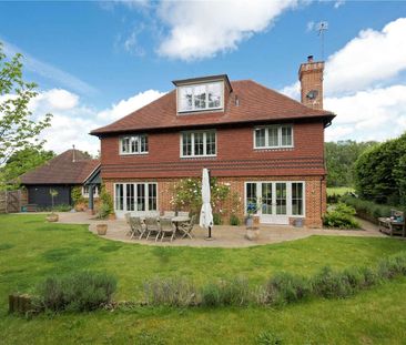 An impressive family home in an idyllic country location, offering ... - Photo 3