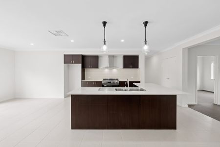 Family Home In A Quiet Court Location With 3.6m Gated Side Access - Photo 4