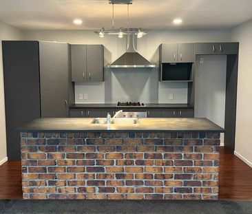 Spacious 3 Bedroom House - Photo 2