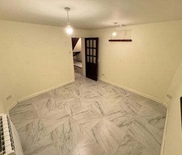 Terraced House to rent on - Photo 6