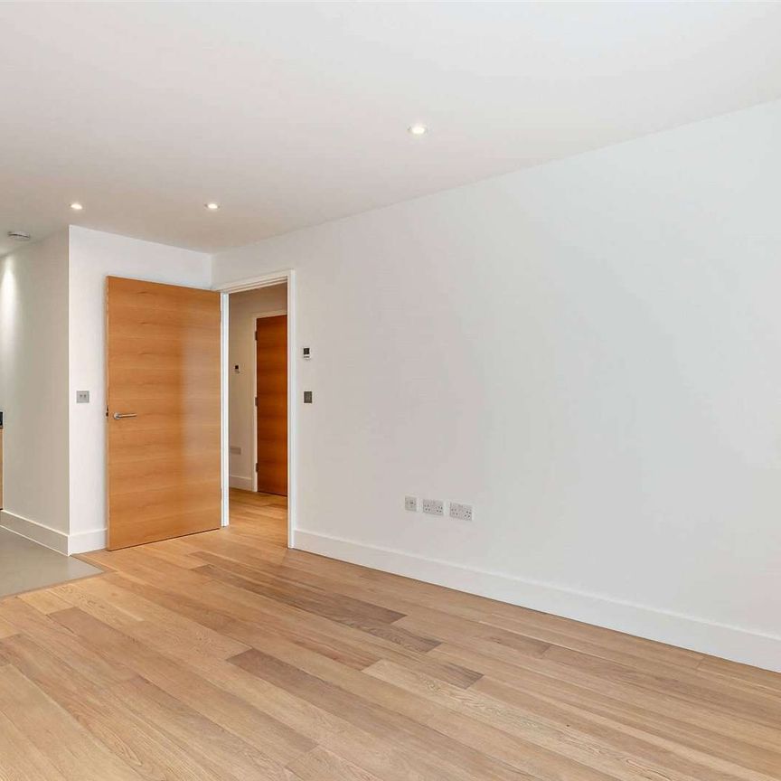 One bedroom apartment in central location with parking and patio - Photo 1