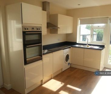 4 bedroom semi-detached house to rent - Photo 2