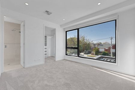 Brand New Townhouse 4 Bedrooms 4 Ensuites - Photo 4