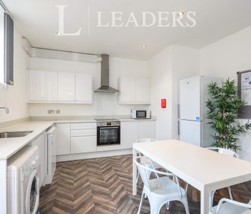 4 bedroom flat to rent - Photo 2