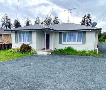 This three bedroom brick home, has been tastefully renovated with f... - Photo 6