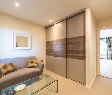 2 bedroom penthouse to rent - Photo 2