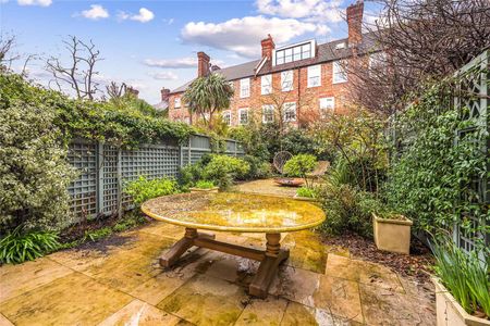 This is a charming three bedroom family house, with a large patio garden, situated in a popular part of Chelsea. It is near to the amenities of the Kings Road and the Fulham Road. - Photo 3