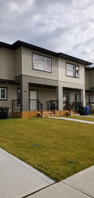 Blackfalds Exquisite Pet Friendly Townhouse! 3 BED! - Photo 1