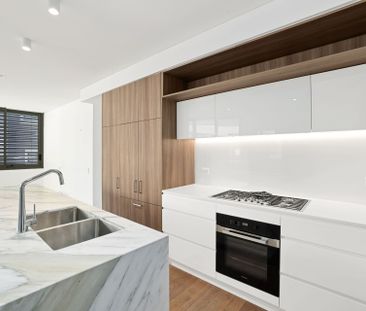 Sophisticated living in the heart of cosmopolitan Manly - Photo 4