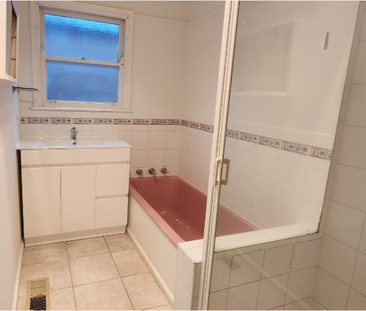 33 Parkmore Road, Forest Hill, VIC - Photo 3