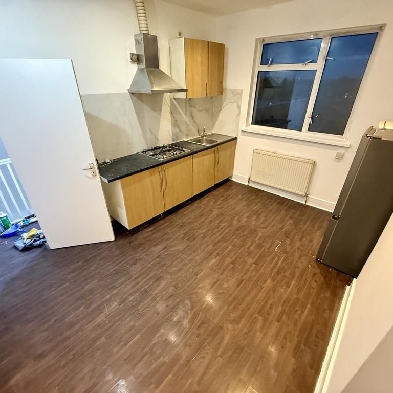 3 bedroom flat to rent - Photo 1