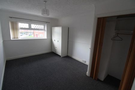 3 bedroom end of terrace house to rent - Photo 4