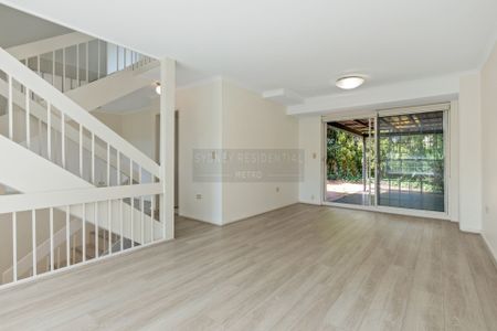 Three Bedrooms Townhouse - Photo 2