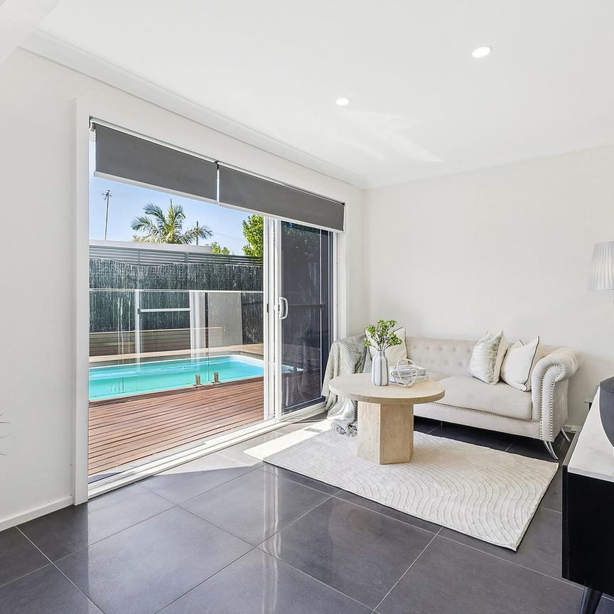 Ultra private haven in exclusive waterside address - Photo 1