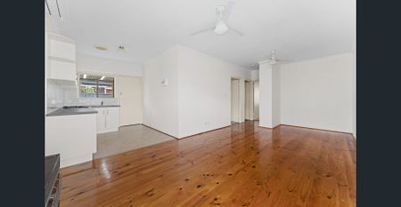 Freshly painted beachside unit with rear yard & 3rd room! - Photo 3