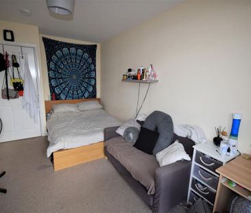 3 bedroom flat to rent - Photo 3