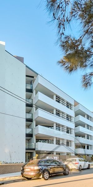 Modern 2 Bedrooms Apartment In Prime Location For Lease! - Photo 1