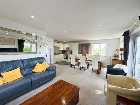 3 bedroom detached house to rent - Photo 3