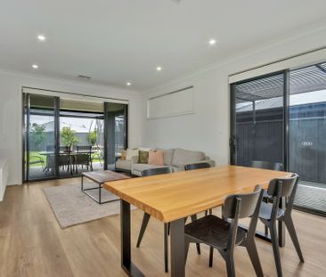 Modern 3 Bedroom Home - Photo 3