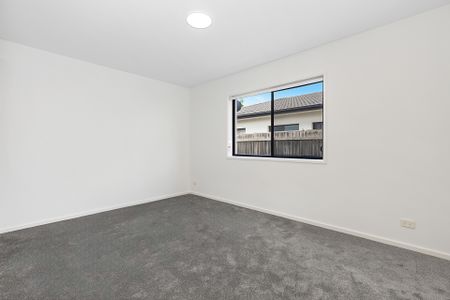 Near new. Family friendly. Easy care. - Photo 2