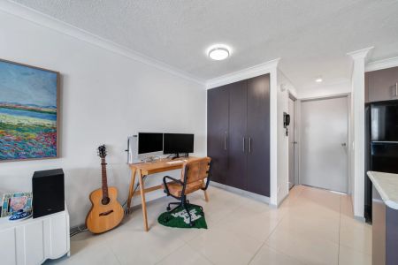 Top-Floor Coastal Apartment with Ocean Views - Photo 4