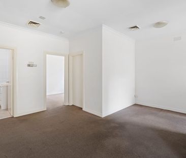 LARGE THREE BEDROOM PROPERTY - Photo 3