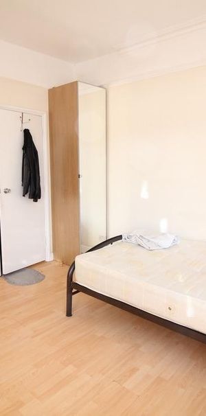 Hanworth Road, Hounslow - Photo 1