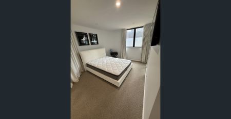 Bright 1-Bedroom + Study Apartment with Open-Plan Living, Steps from the Beach - Photo 3