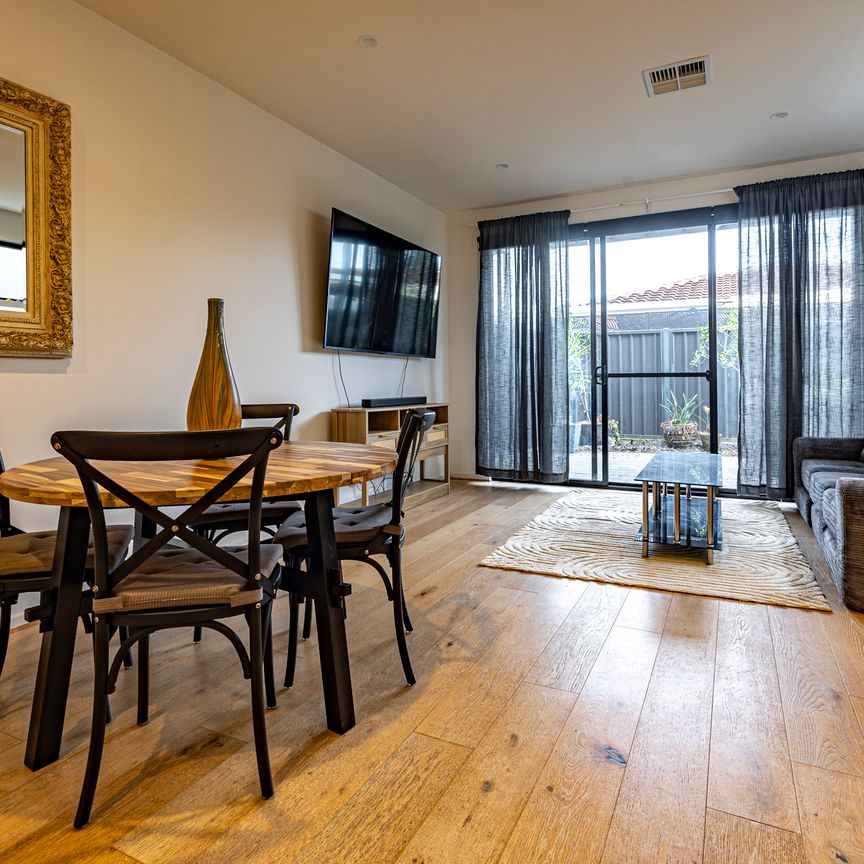 Fully Furnished - Modern Comfort - Low Maintenance - Photo 1