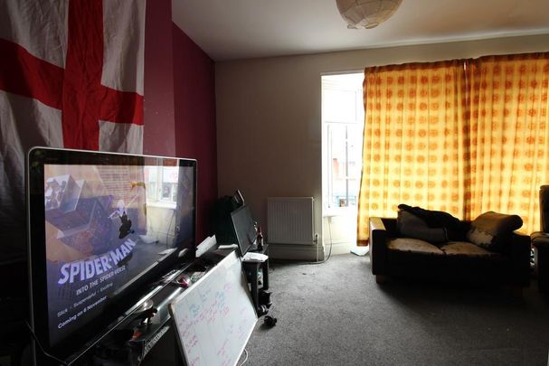 4 bedroom flat to rent - Photo 1