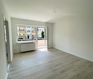 *Frisch renoviert, hereinspaziert – helle 2-Zimmerwohnung mit Balkon* - Foto 5