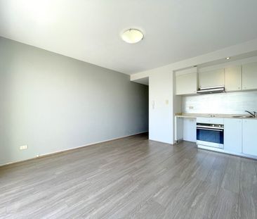 Sun-filled living with Impressive Views (Enter via Perry Lane) - Photo 2