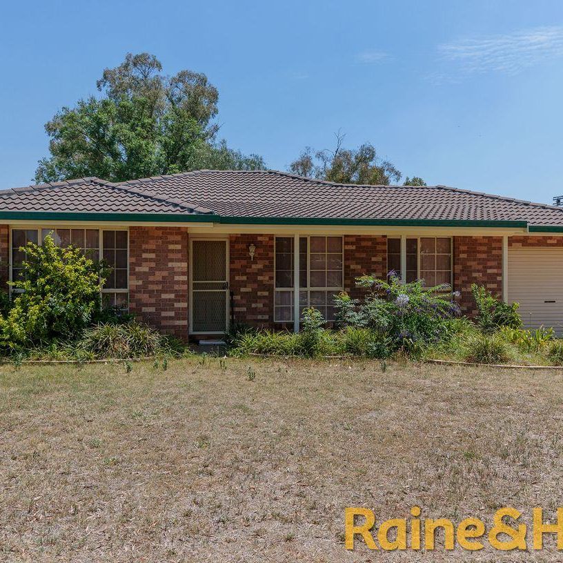 Convenient Family Home - Photo 2