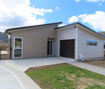 Wainuiomata Living - Photo 2