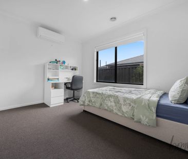Stunning Family Residence in Prime Craigieburn Location - Photo 6