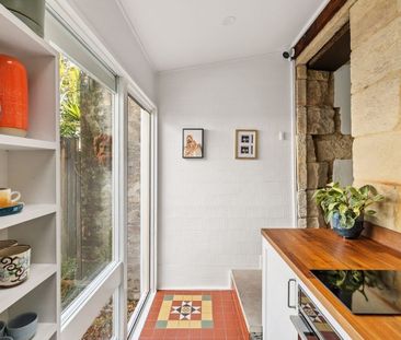 Charming Historic Sandstone Cottage in Surry Hills - Photo 3