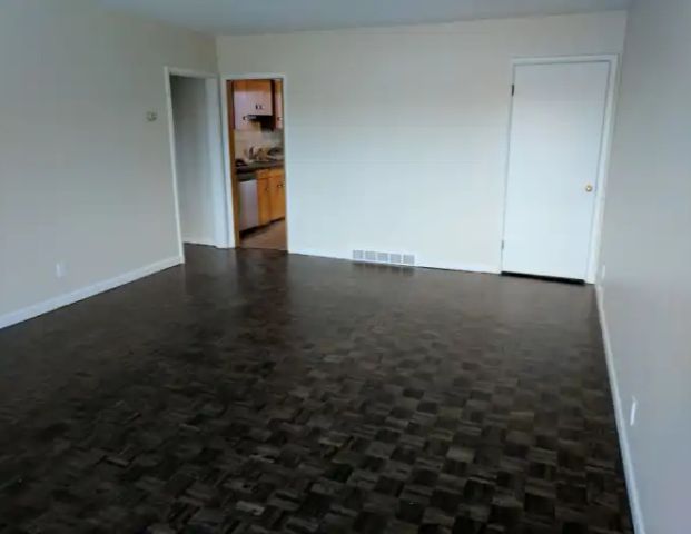 Stanley Park duplex 1000 ft up ; near Chinook Center; available Nov 1 | Up - 301 46 Avenue Southwest, Calgary - Photo 1