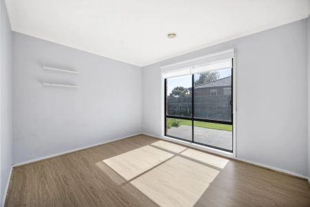 37 Fairhaven Boulevard, Melton West Spacious 4-Bedroom Family Home in Prime Location - Photo 5